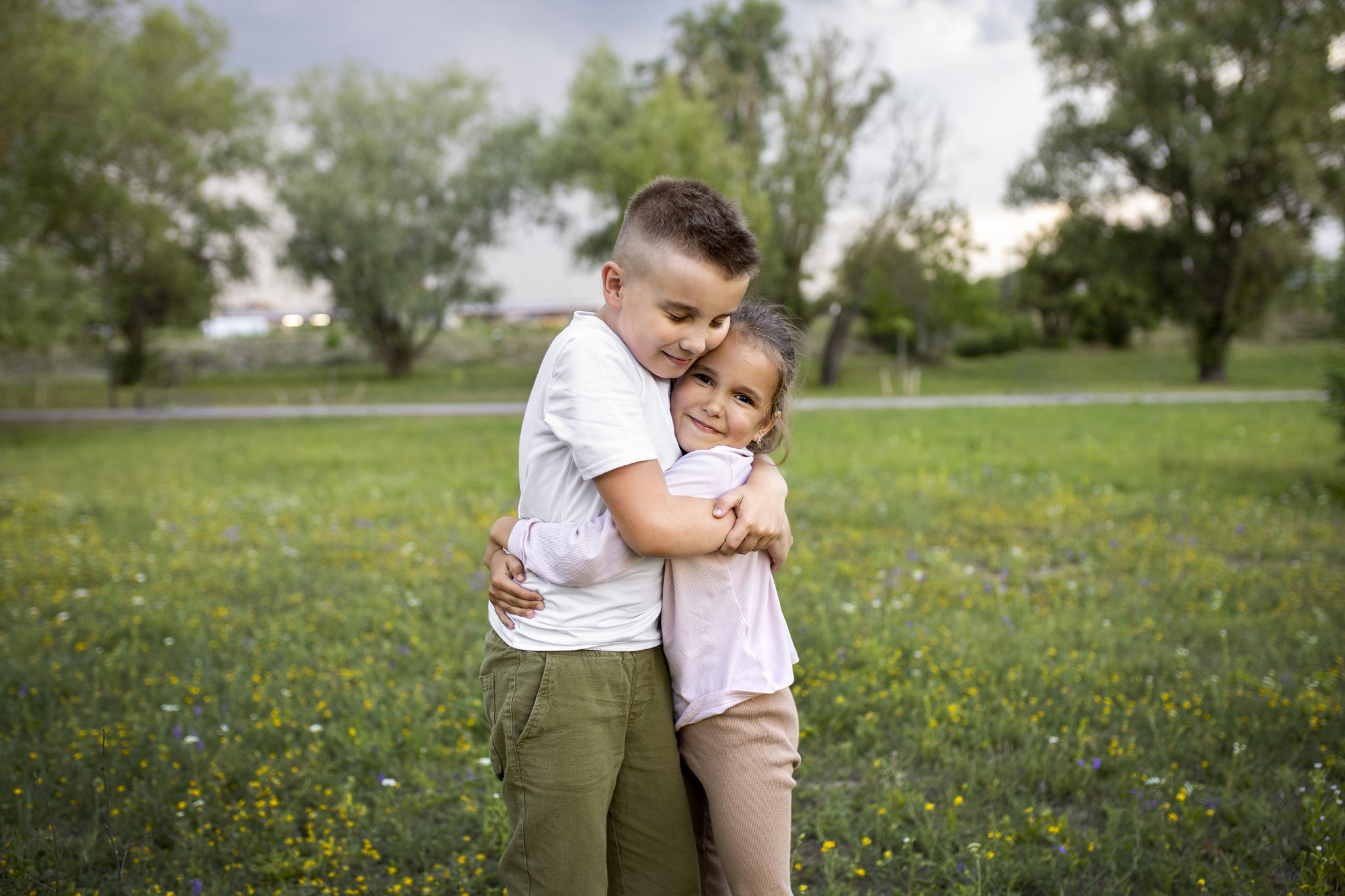 happy-kids-playing-outdoors