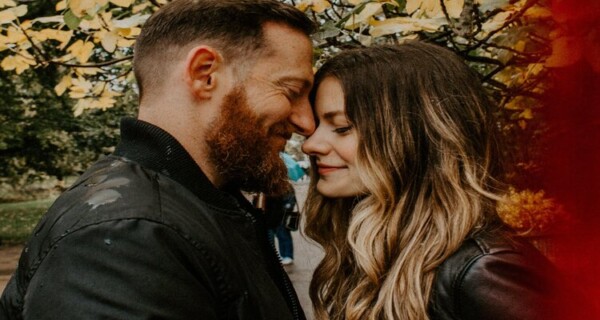 signs an emotionally unavailable man is in love with you