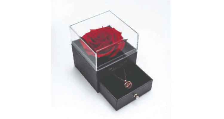 Preserved rose with a ‘Love you’ necklace