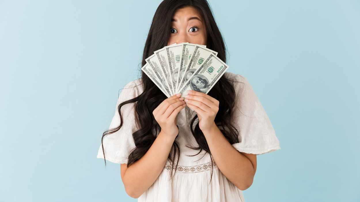 5 Signs Your Girlfriend Is A Gold Digger